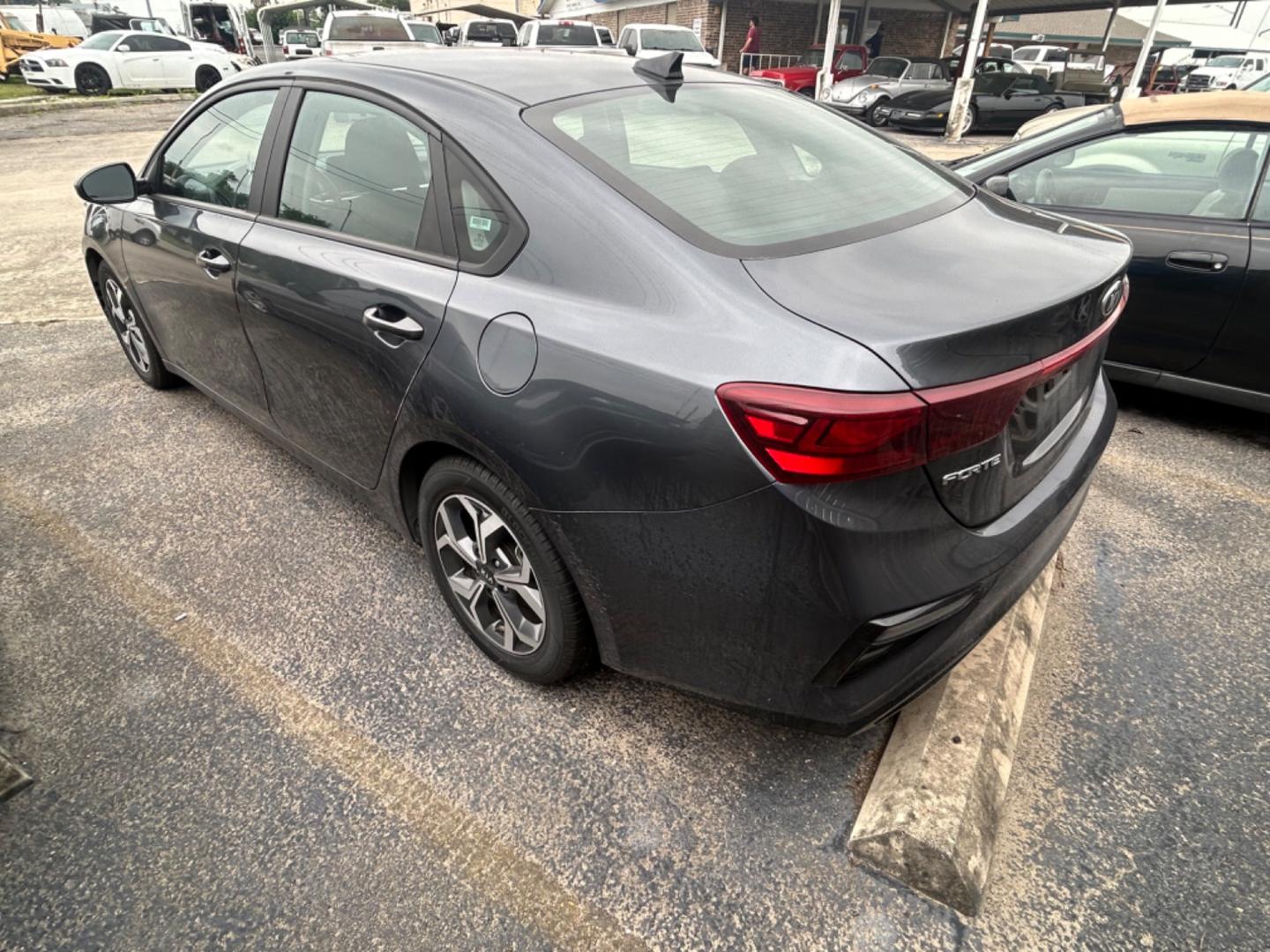 2021 Grey Kia Forte (3KPF24AD5ME) , located at 1687 Business 35 S, New Braunfels, TX, 78130, (830) 625-7159, 29.655487, -98.051491 - Photo#7